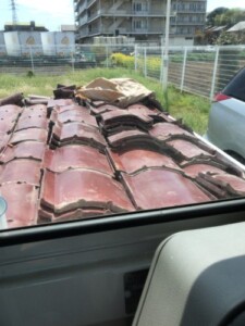 屋根から降ろした瓦