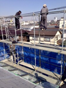 高所の足場で荷揚げ作業