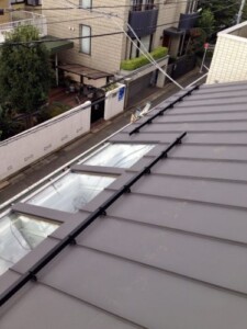 ブラックのアルミアングル雪止め