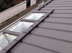 世田谷区の新築デザイナーズ住宅 板金屋根工事 竪平葺き